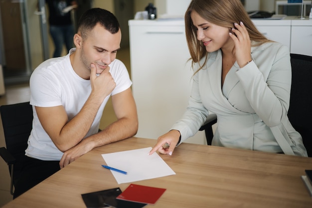 Rozliczenie z małżonkiem który nie pracuje – kto może skorzystać ze wspólnego opodatkowania?