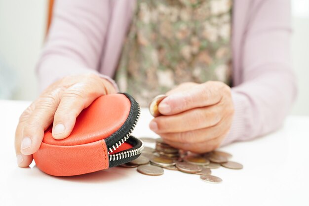 Czy można wypłacić pieniądze z IKE przed emeryturą?