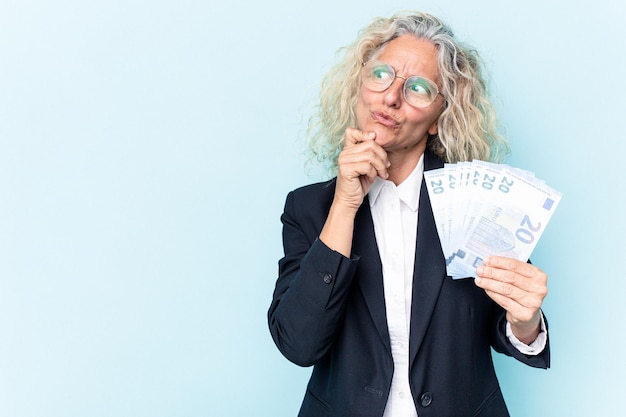 Jak się wylicza podatek dochodowy i od czego to zależy?